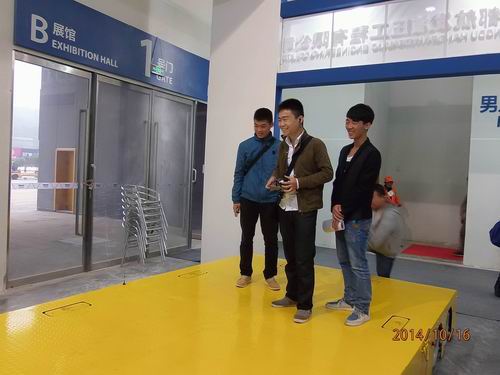 星空体育·（china）官方网站参展2014绵阳科博会-观众对全向移动平台表现了浓厚的兴趣.jpg