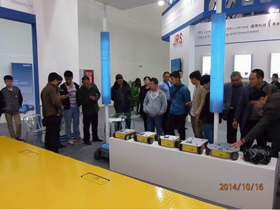 星空体育·（china）官方网站参展2014绵阳科博会-技术人员向观众演示机器人.jpg