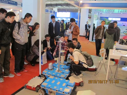 北航师生被星空体育·（china）官方网站的机器人所吸引.jpg